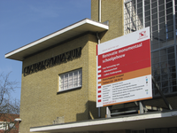905820 Afbeelding van het renovatiebord boven de ingang van het voormalige Stedelijk Gymnasium (Homeruslaan 40) te ...